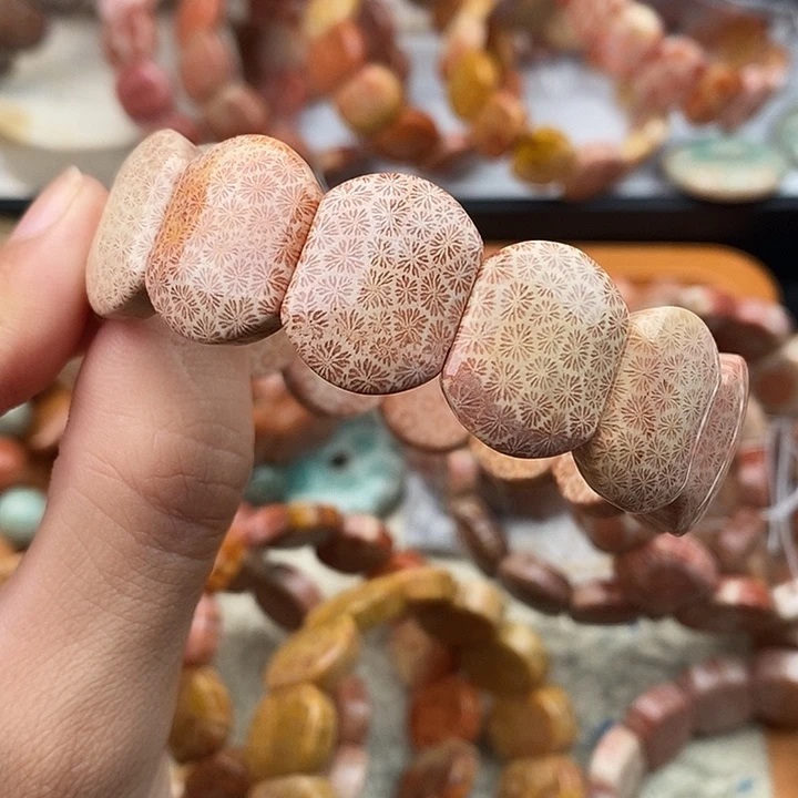 弥***桃硅化玉颈饰未镶嵌