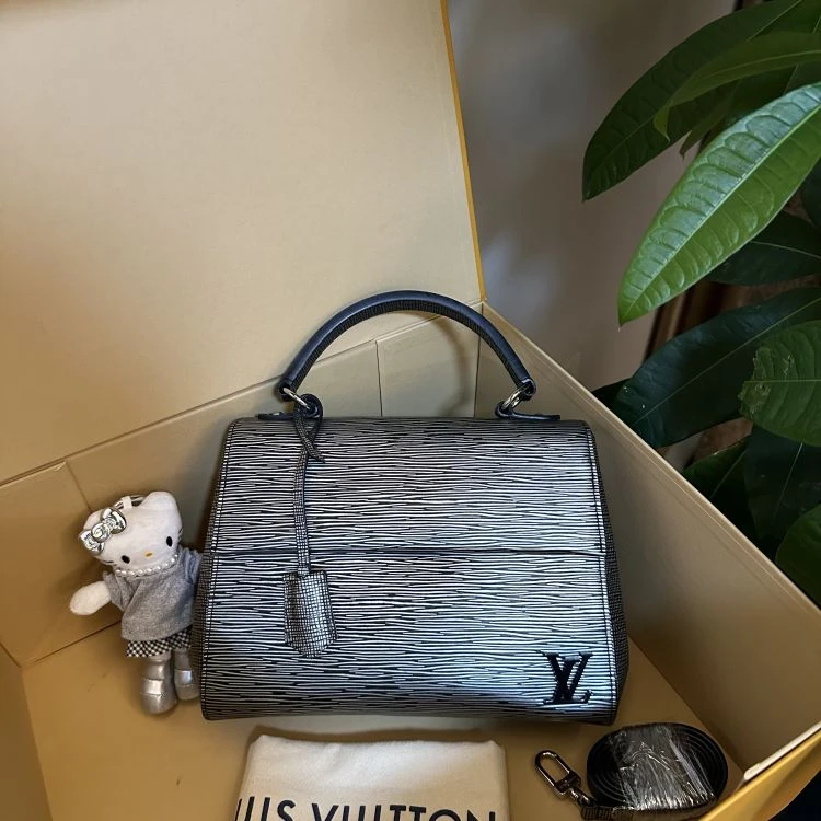 95新/路易威登/C8859671588/[251109zbb]