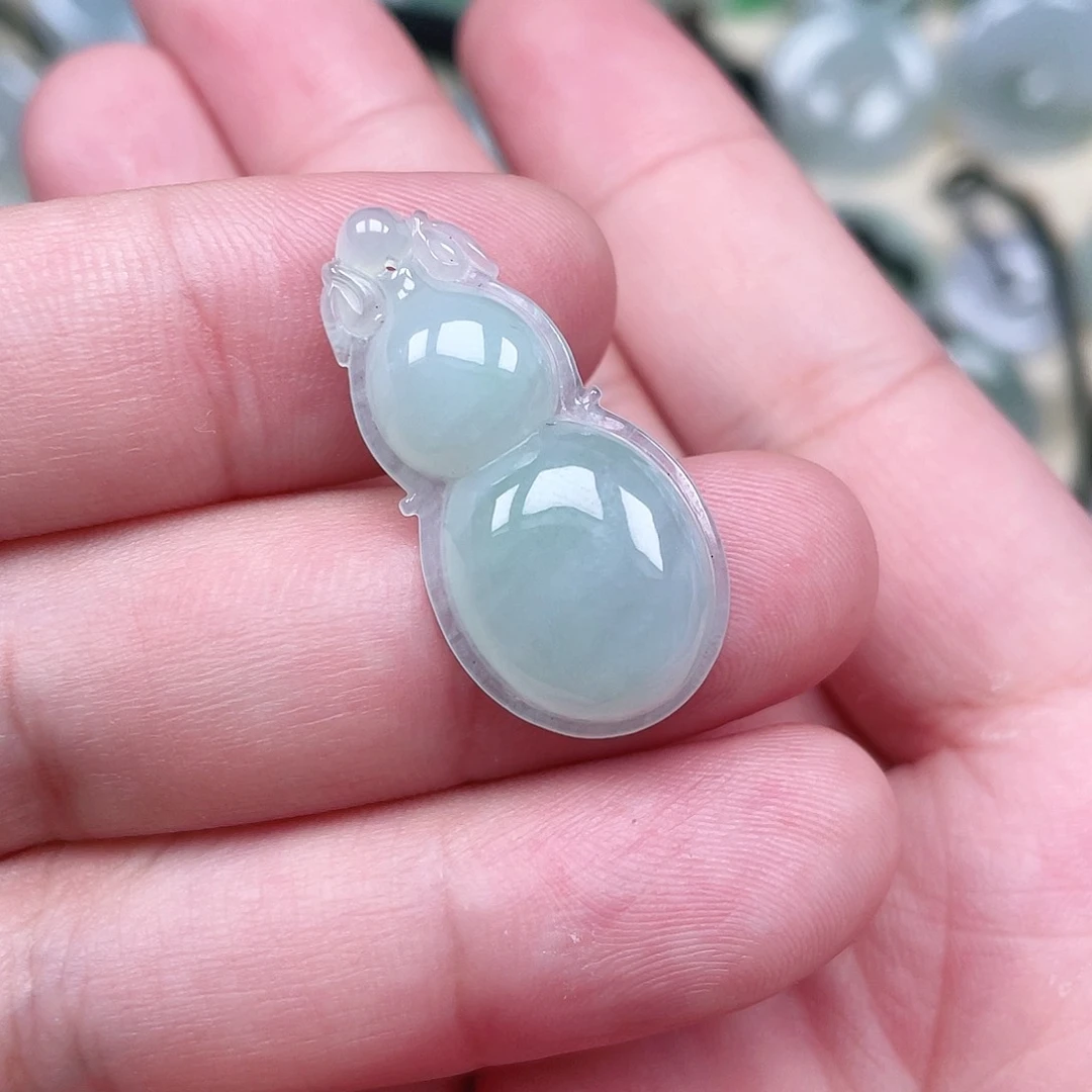 翡翠未镶嵌颈饰葫芦