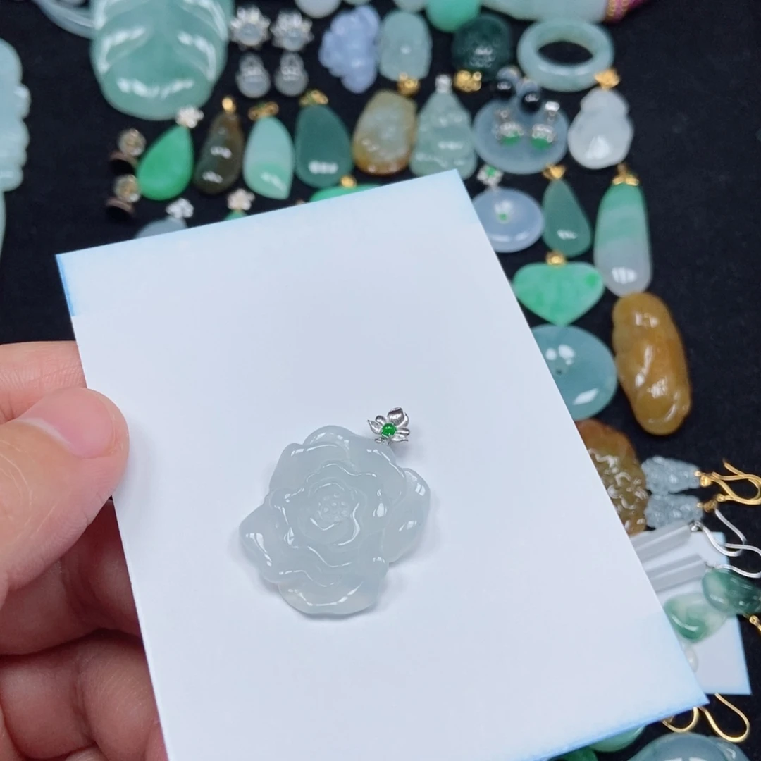 翡翠未镶嵌颈饰牡丹花