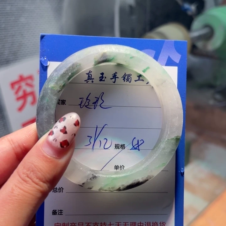 玲***玲石英质玉未镶嵌手镯