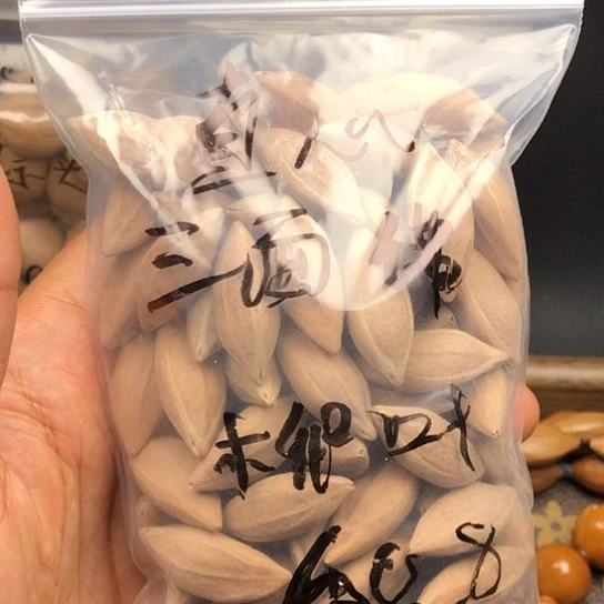 一***黑吊坠橄榄核来咯我在下雨天
