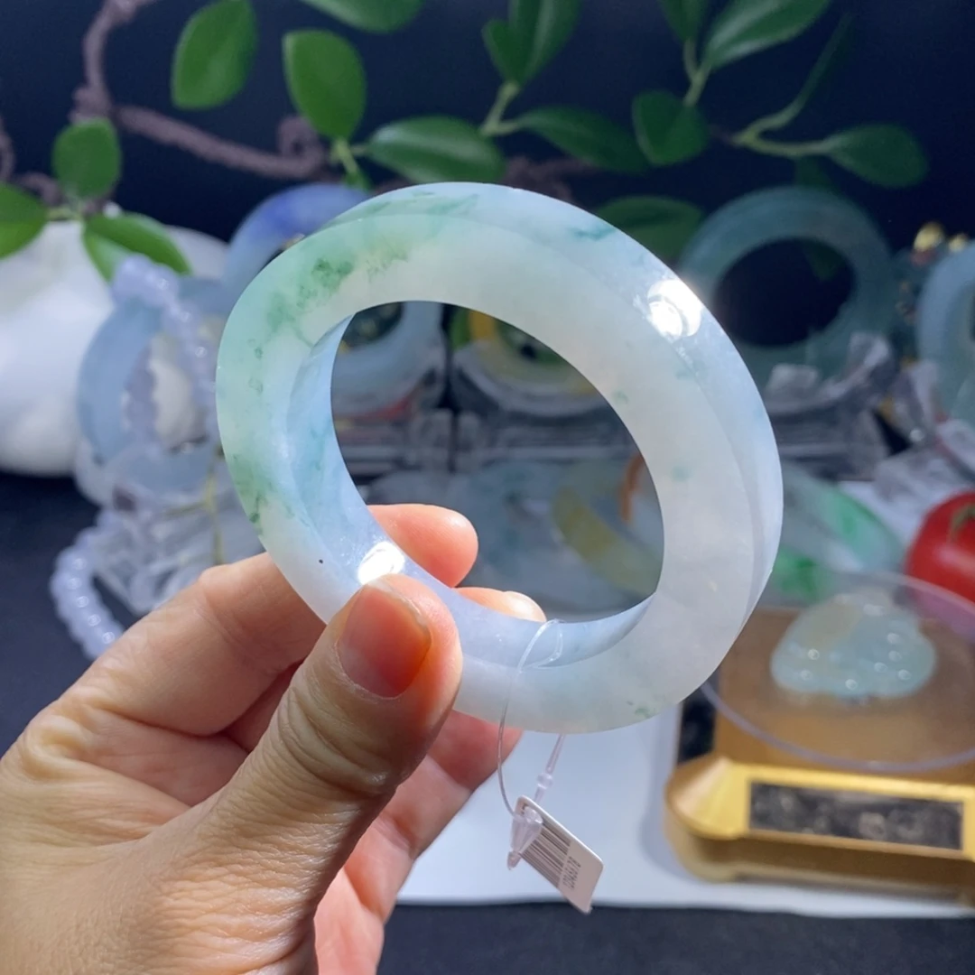 哈***腻定制翡翠未镶嵌翡翠