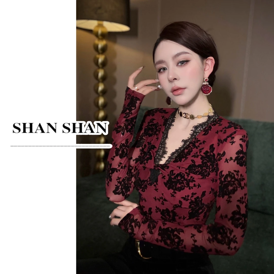 SS姗姗 秋季新款V领蕾丝褶皱浮雕印花长袖T恤上衣 50970228-445