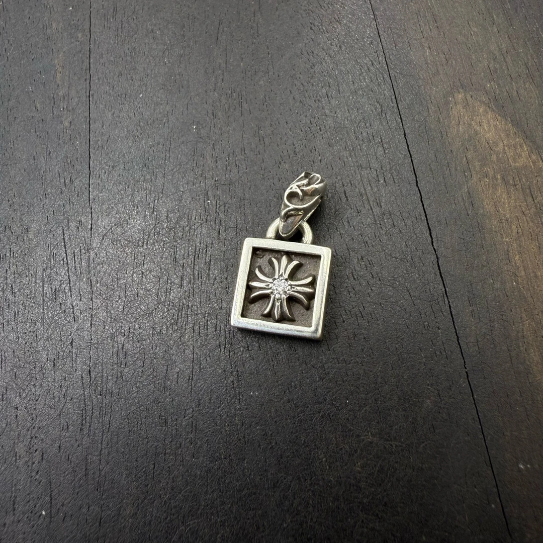 Chrome Hearts 克罗心 十字花白钻方糖吊坠