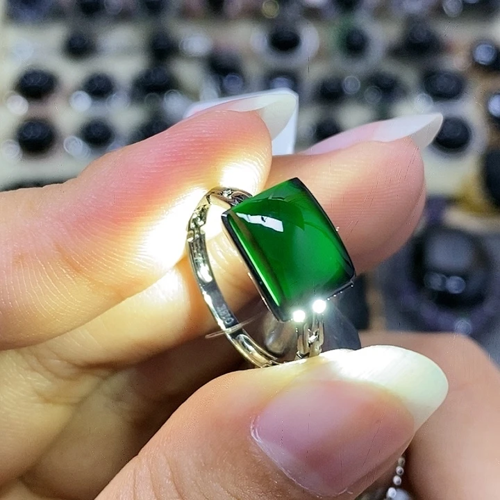 18K金镶嵌戒指翡翠马鞍