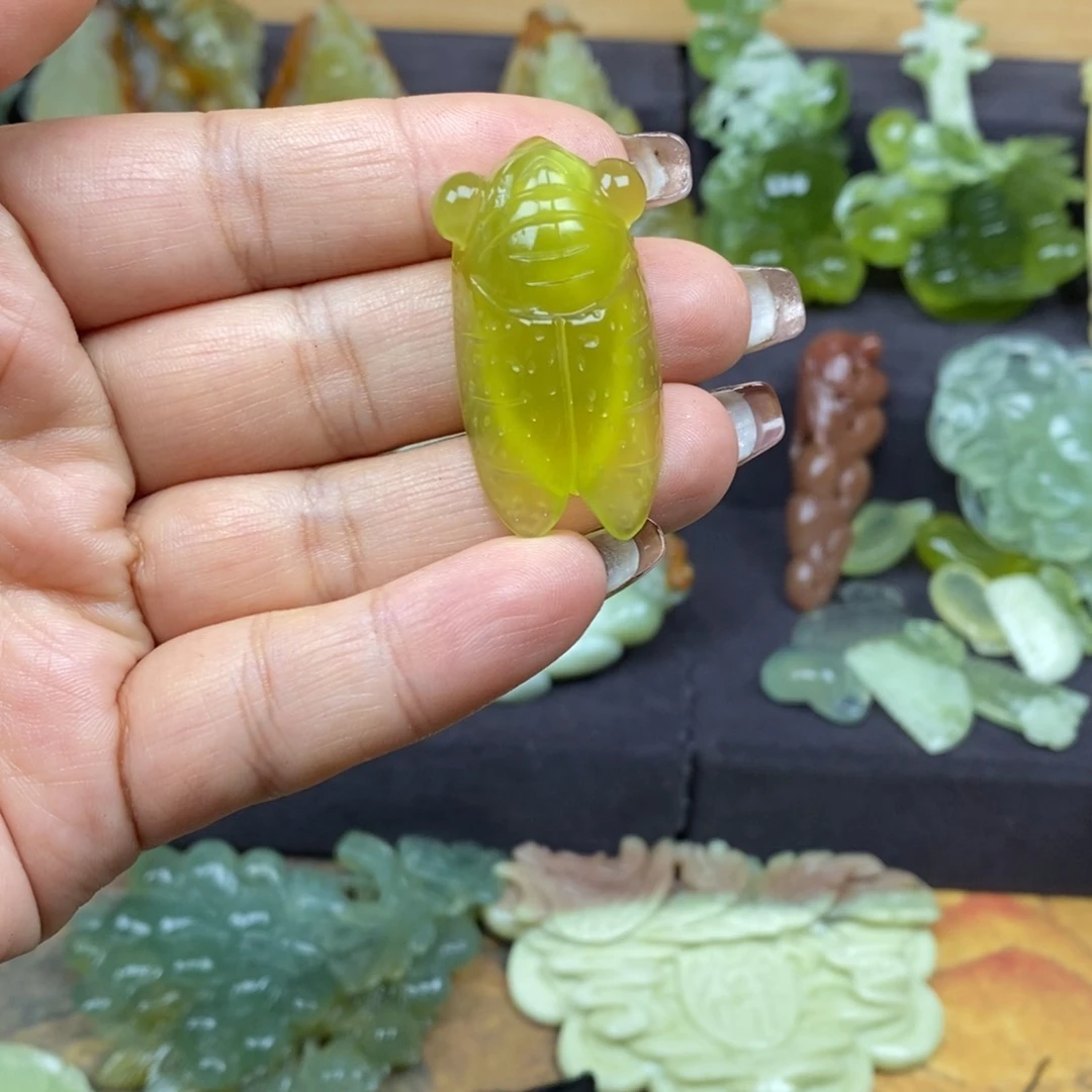 蛇纹石玉颈饰未镶嵌