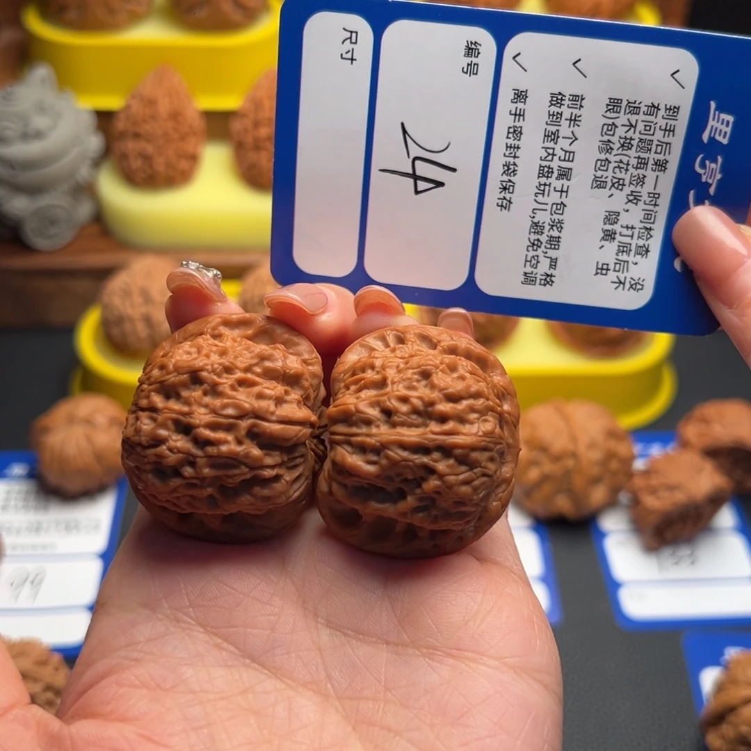 爱***.文玩核桃吊坠24血麒麟