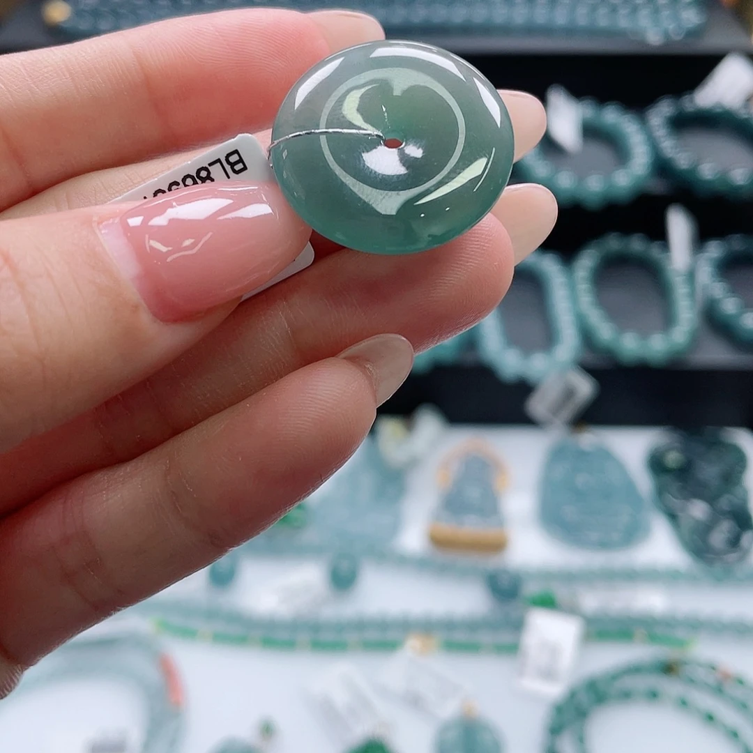 翡翠未镶嵌颈饰平安扣