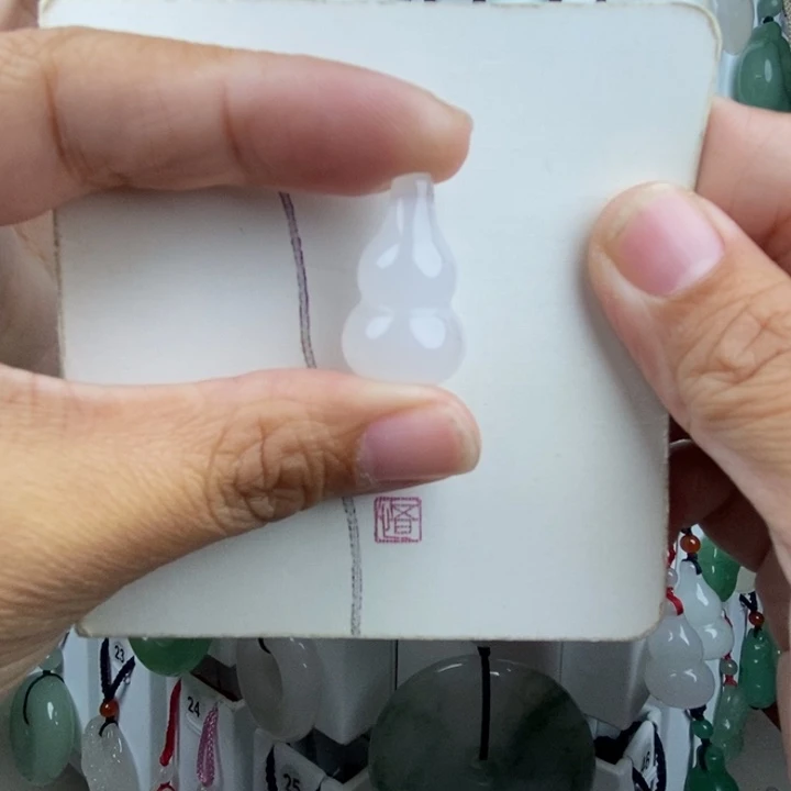 邓***将石英质玉未镶嵌颈饰