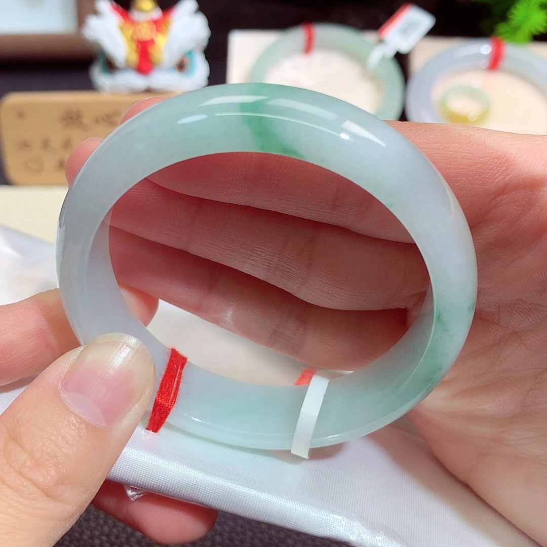 翡翠未镶嵌手镯585