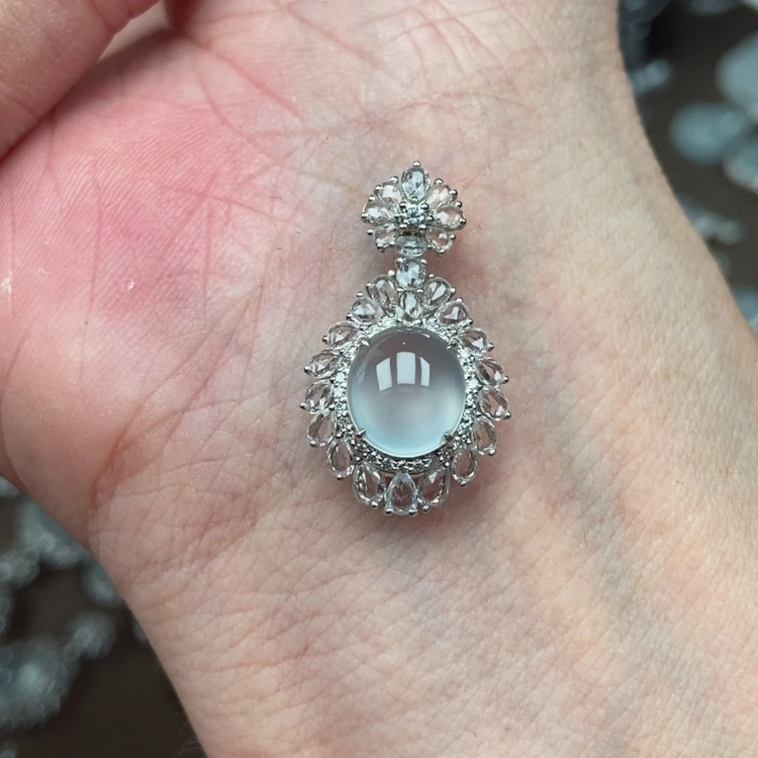 翡翠18K金镶嵌颈饰蛋面