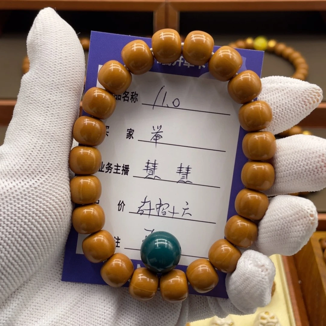 猴头核桃手串举****明猴头