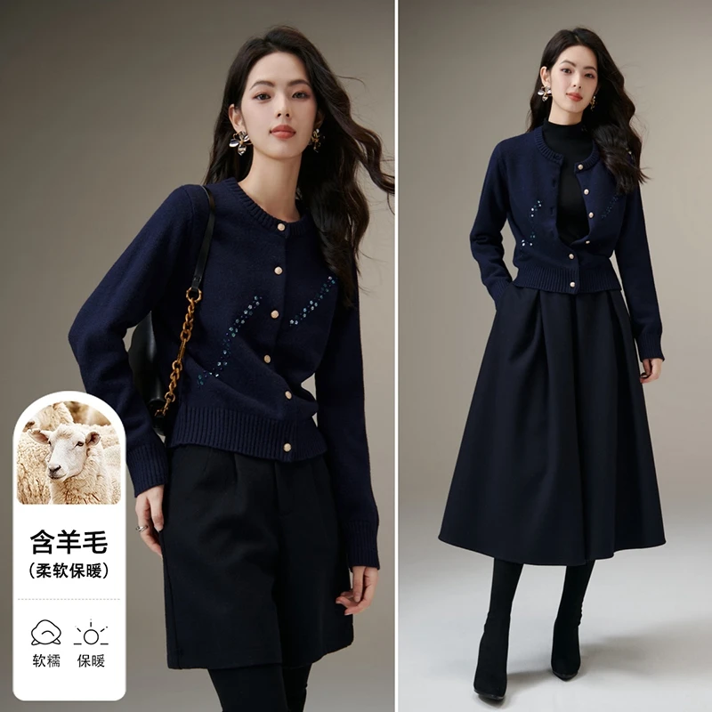 晚白【新品】2025圆领上衣简洁大方短针织开衫女25062062