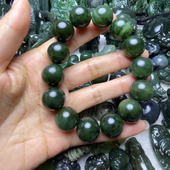 万***路和田玉未镶嵌颈饰