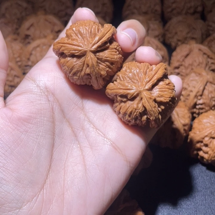 锅***.吊坠桃核小妹三棱