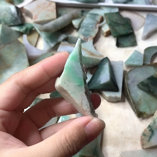 翡翠挂件未镶嵌y****o翡翠原石