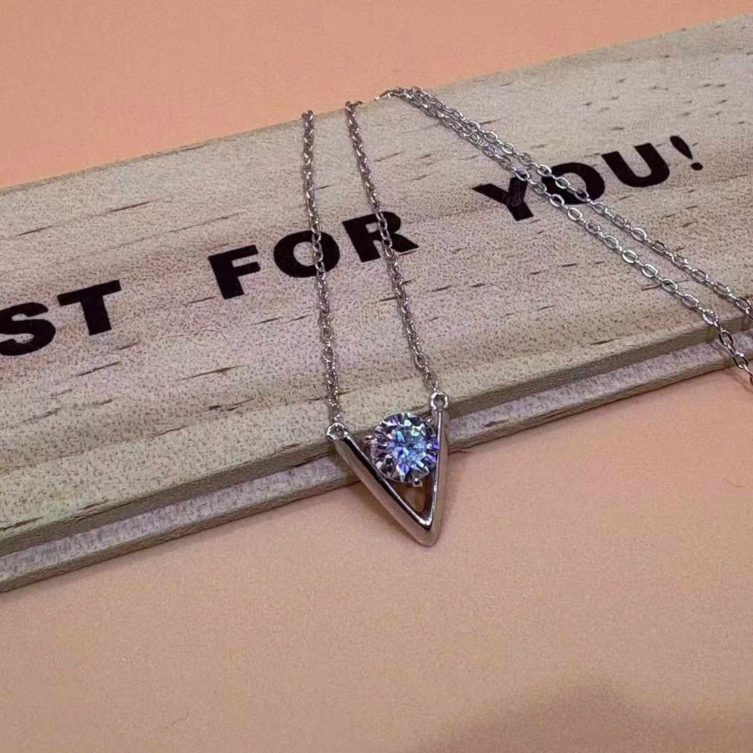 925银莫桑石银制品 【深V吊坠】1克拉   时尚百搭 /合成碳硅石