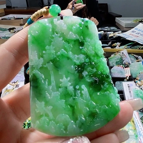 翡翠未镶嵌颈饰一个