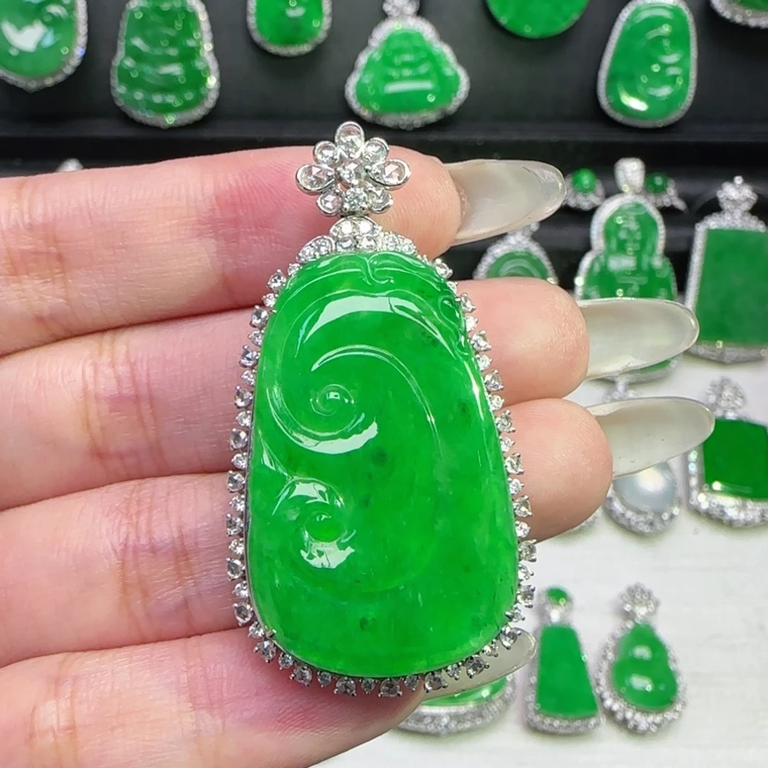 翡翠18K金镶嵌颈饰