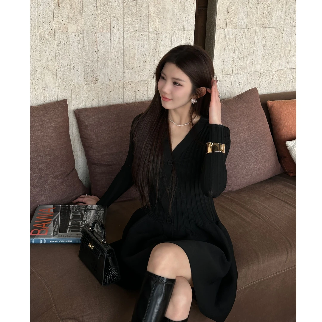 【QIAN】针织V领连衣裙气质芭蕾风A字裙新款短裙