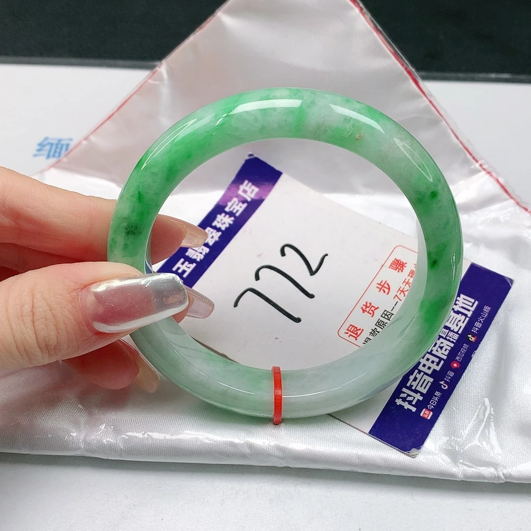 翡翠手镯未镶嵌翡翠手镯