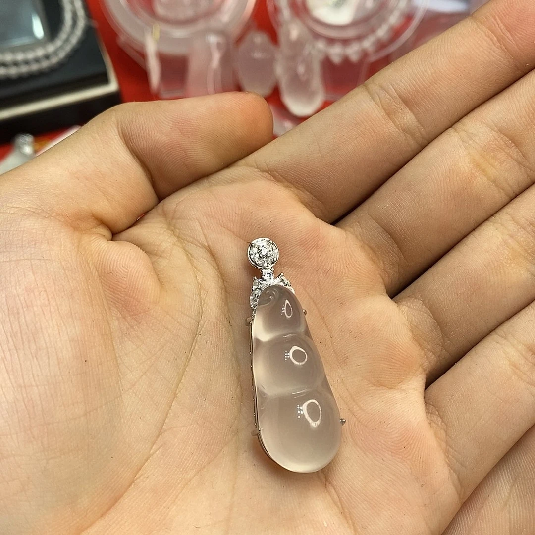 颈饰未镶嵌石英质玉