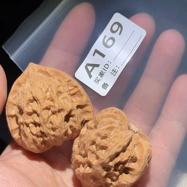 爱***饭吊坠文玩核桃梨木台169