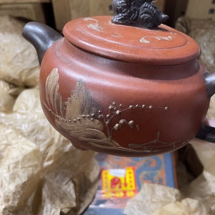 紫砂茶壶原矿泥料手工制作的一把紫砂壶。