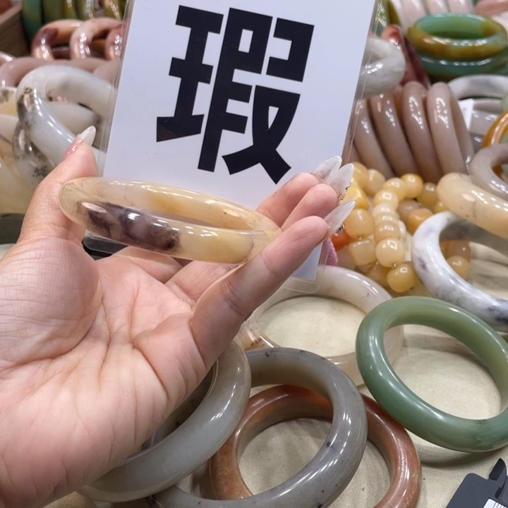 L***U石英质玉未镶嵌珠宝奇石