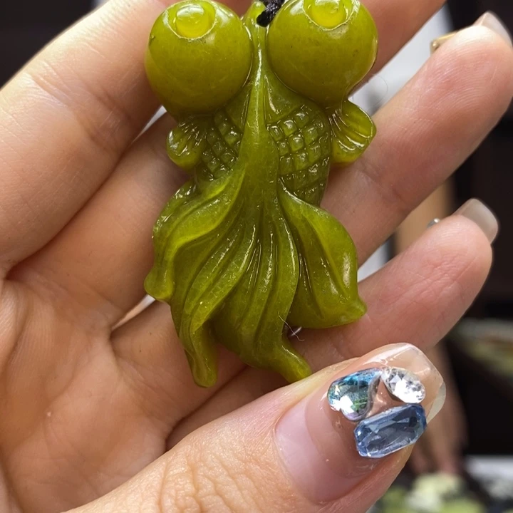 玉***）蛇纹石玉未镶嵌颈饰