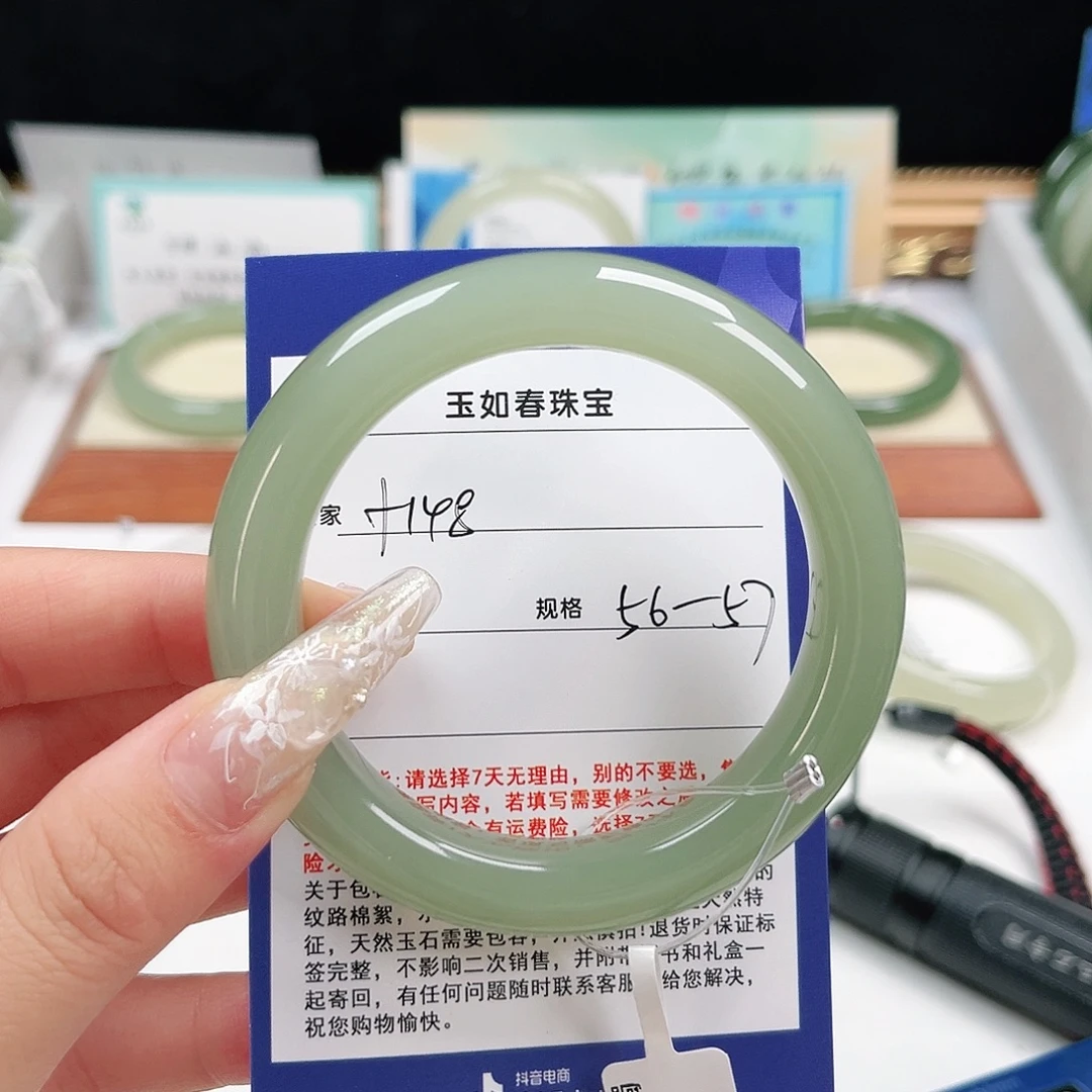 庆***姐未镶嵌手镯和田玉