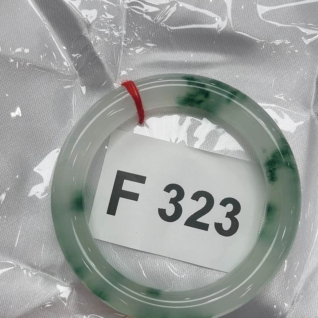 翡翠手镯未镶嵌默认瑕疵