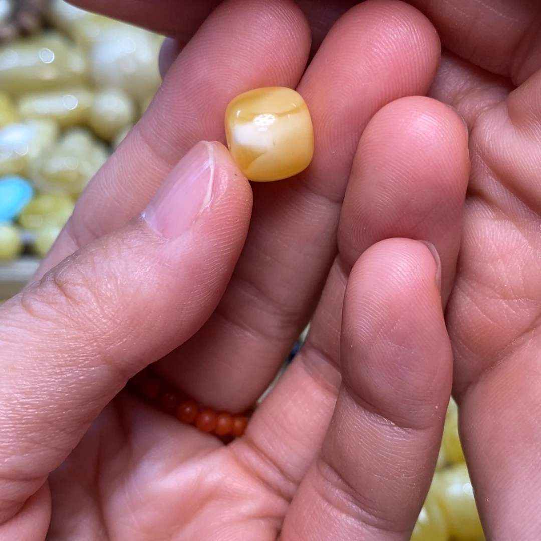 裸石琥珀未镶嵌原矿蜜蜡配珠