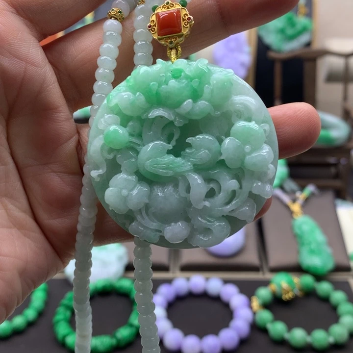 翡翠未镶嵌吊坠(赠链)