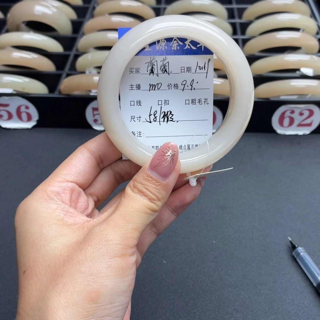 葡***萄石英质玉未镶嵌手镯