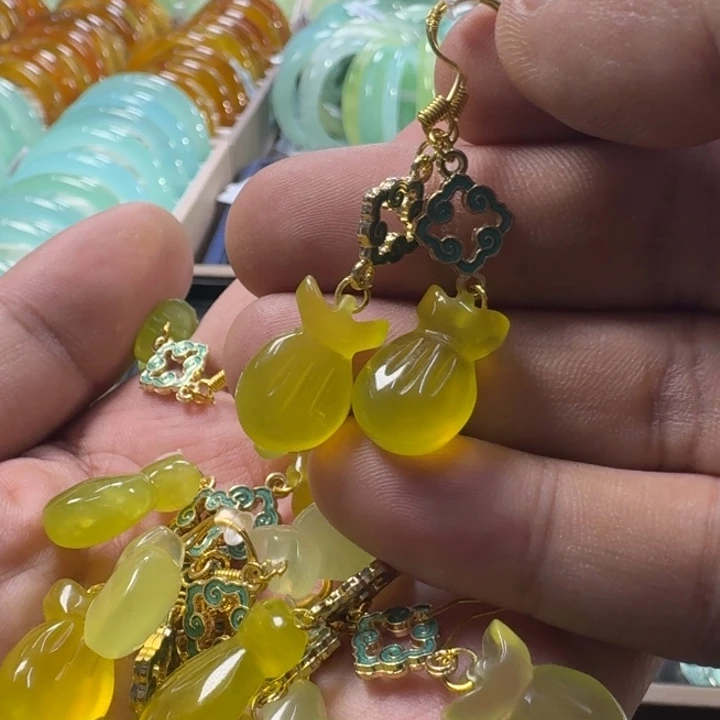 蛇纹石玉未镶嵌颈饰