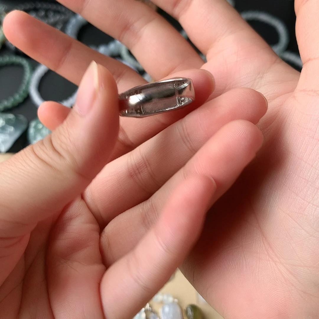 翡翠未镶嵌颈饰马鞍戒