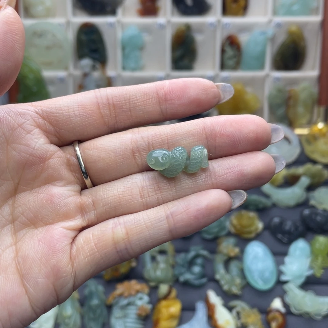 蛇纹石玉未镶嵌颈饰