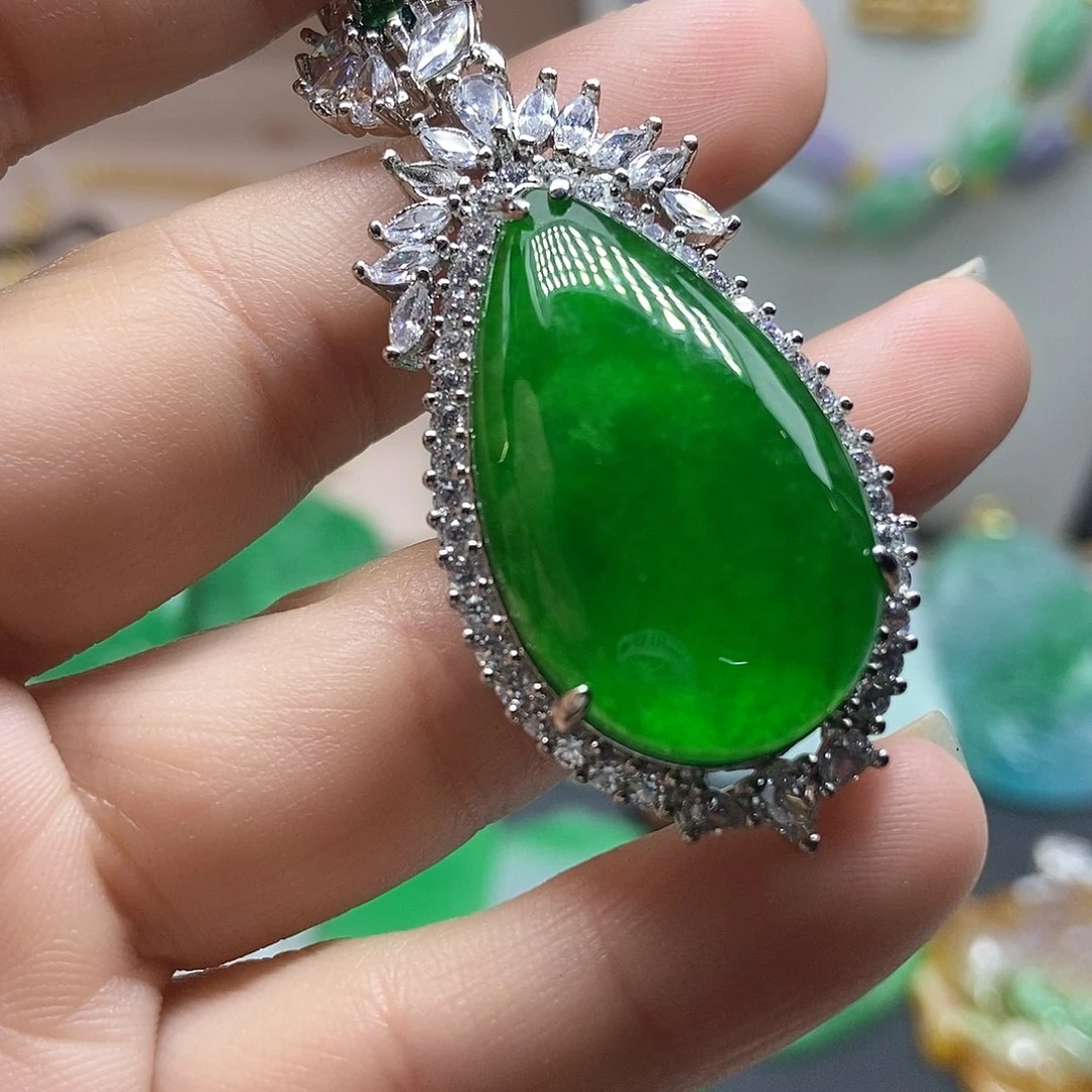 翡翠吊坠(赠链)未镶嵌