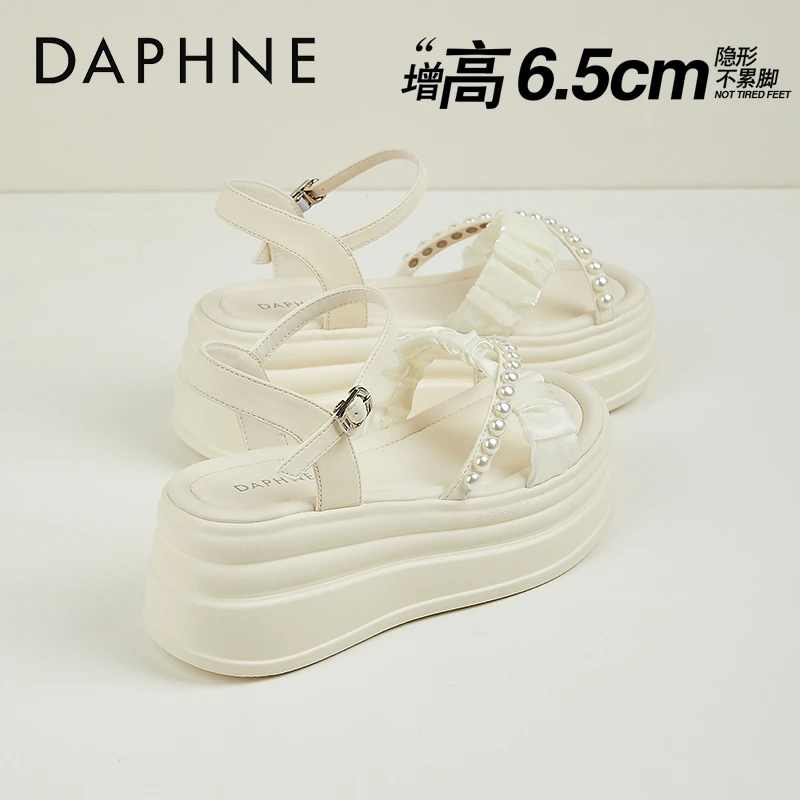 达芙妮珍珠厚底凉鞋女2025新款夏季仙女风配裙子白色一字带松糕鞋