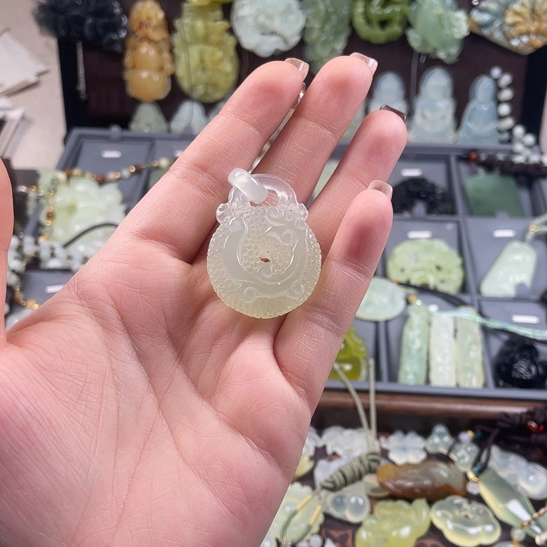 岫玉未镶嵌吊坠(赠链)