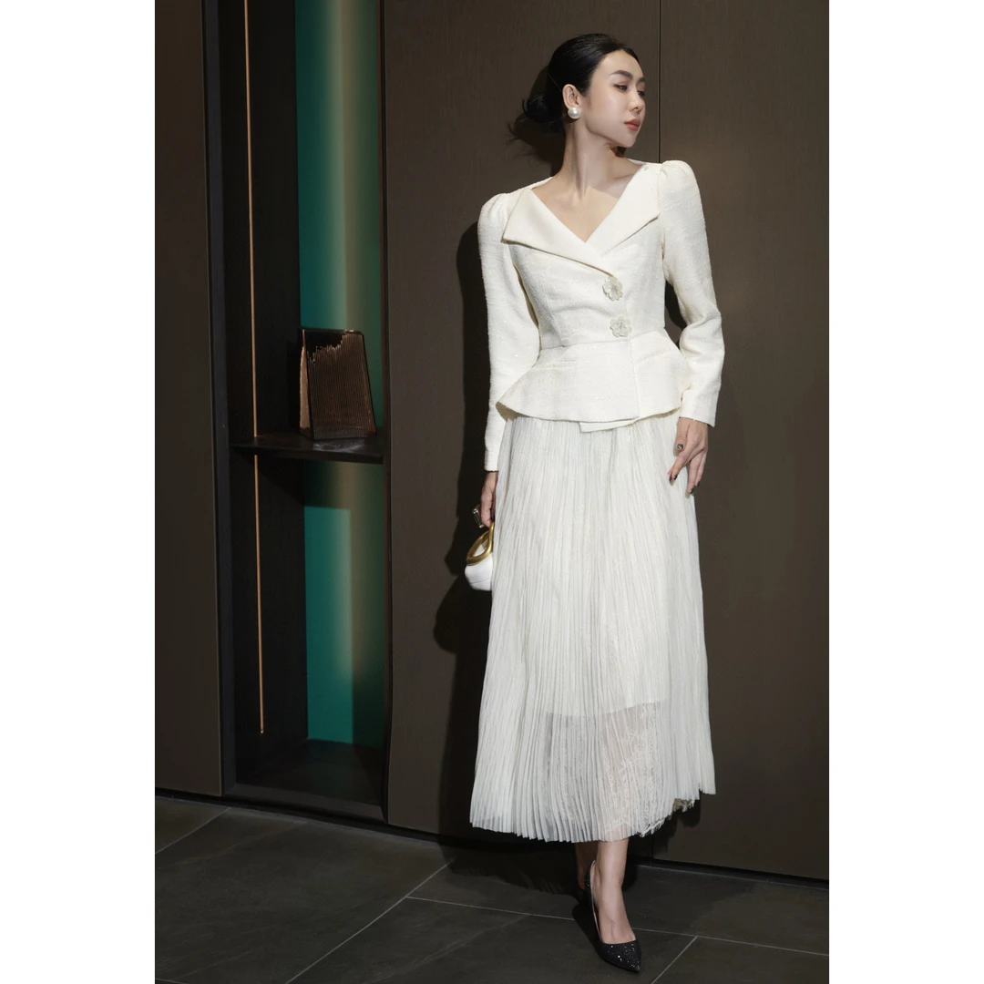 ZEROYK高定时尚套装女设计感白色小香风收腰花扣外套百褶裙两件套