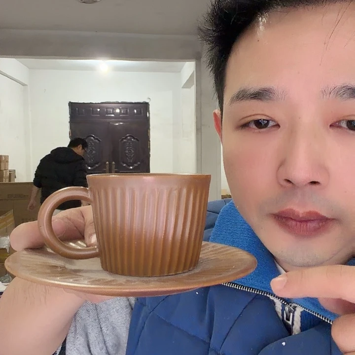 一套装的瓷器的东西