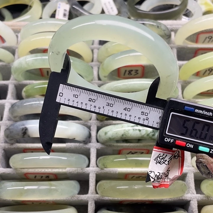 蛇纹石玉未镶嵌手镯192