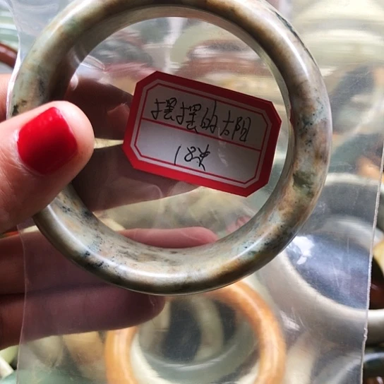 蛇纹石玉手镯未镶嵌摇****?