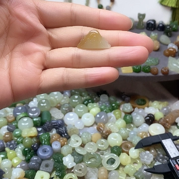 未镶嵌和田玉挂件日照金山