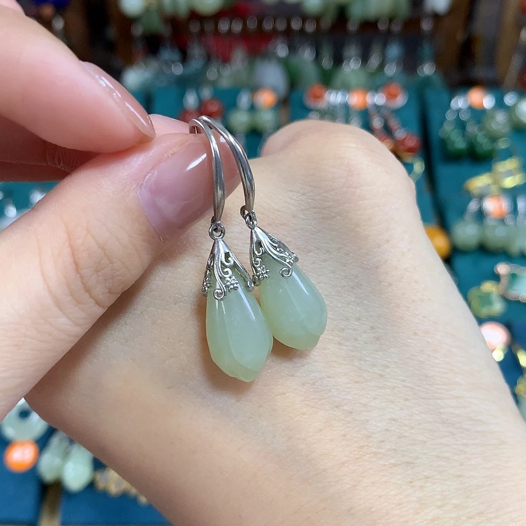 和田玉银S925镶嵌耳饰玉兰花卡16左右