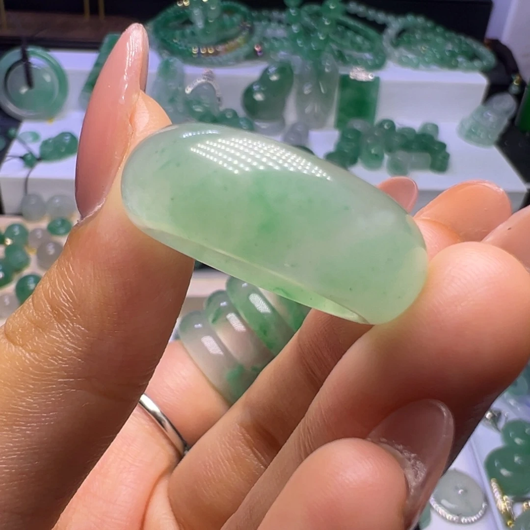 腊***月颈饰未镶嵌石英质玉（非洲翠）