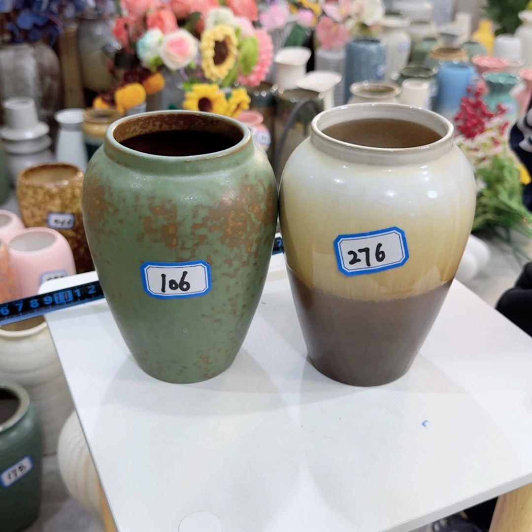 106号一对小花瓶高16厘米微瑕